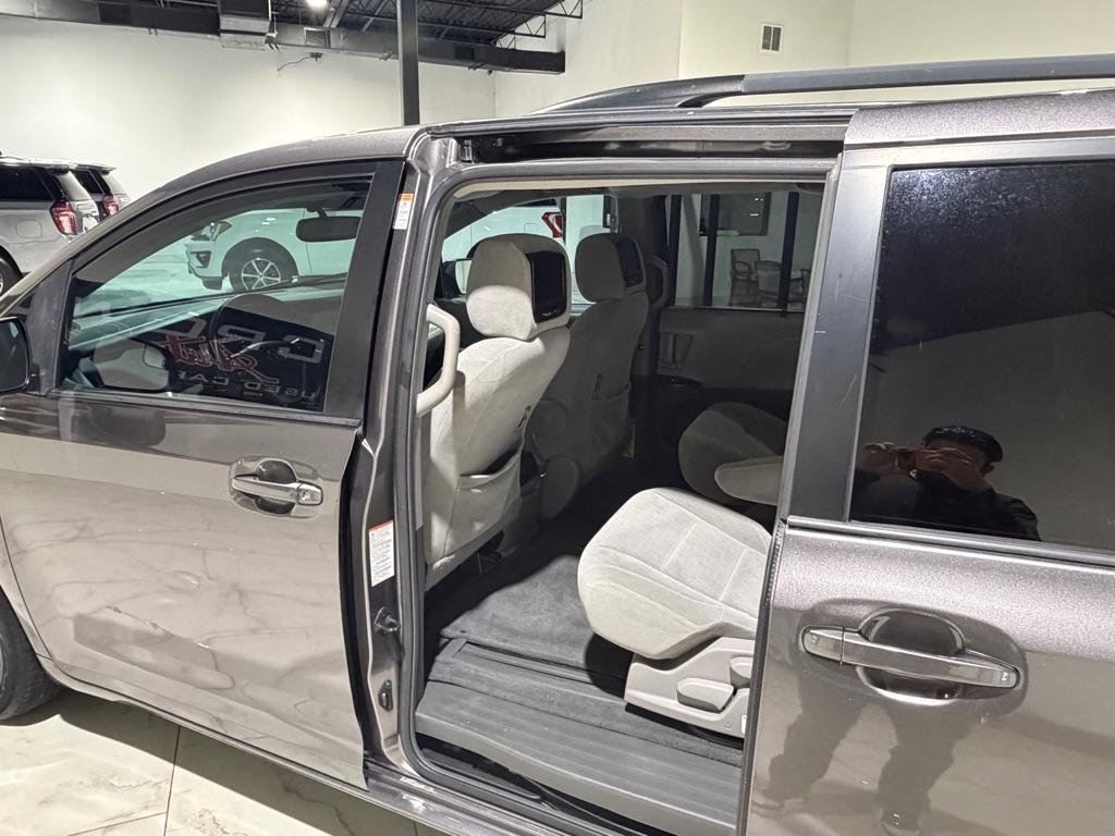 Used 2015 Toyota Sienna LE FWD image 13