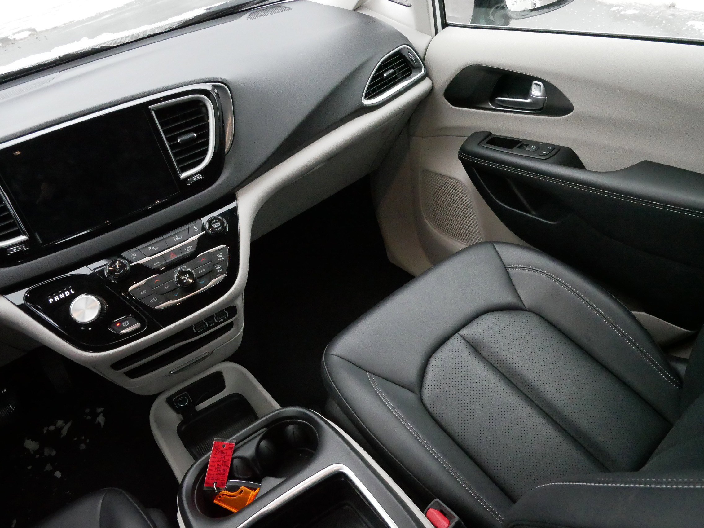 Used 2024 Chrysler Pacifica Touring-L image 11