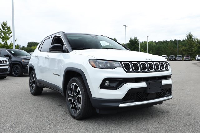 Used 2023 Jeep Compass Limited w/ Sun and Sound Group AWD/4WD image 3