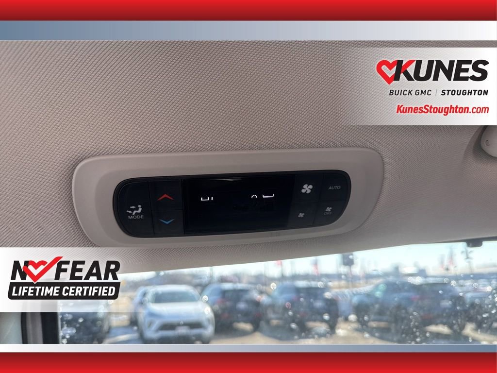 Used 2023 Chrysler Pacifica Touring-L image 42