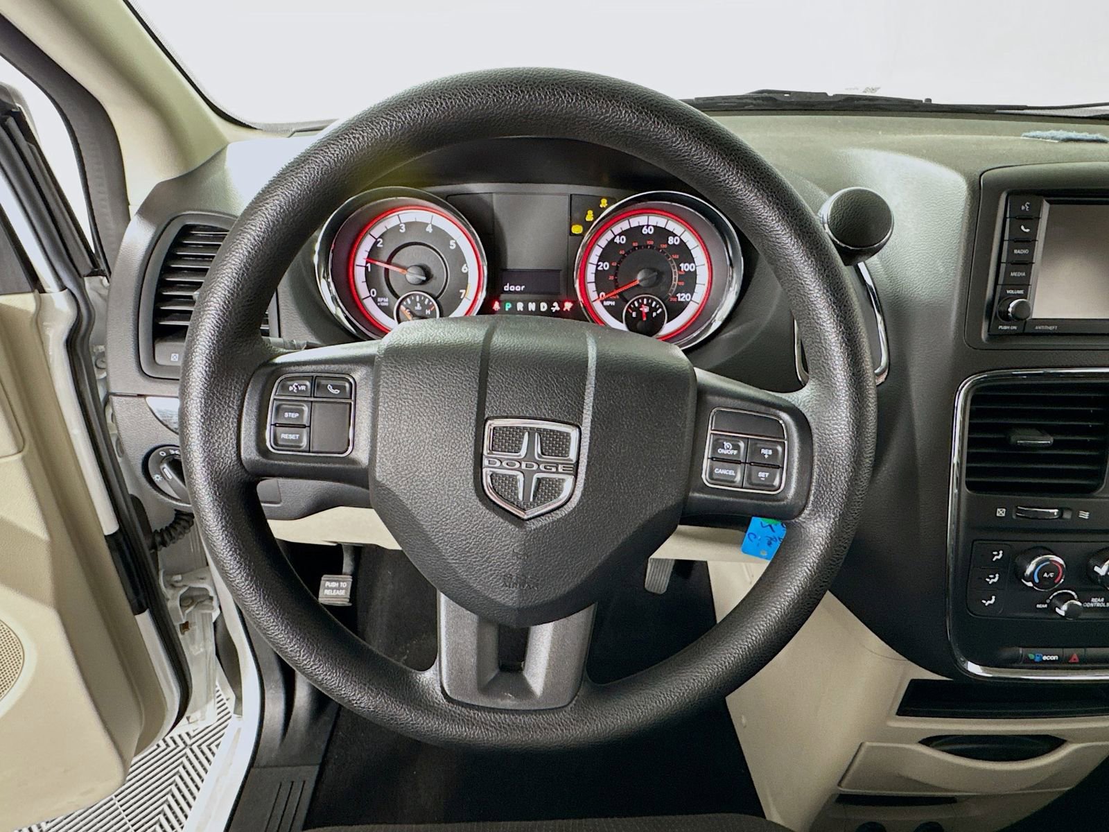 Used 2018 Dodge Grand Caravan SE w/ UConnect Hands-Free Group image 13