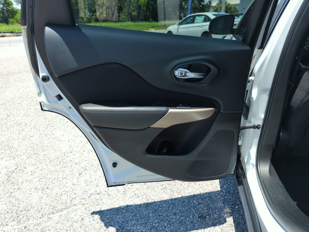 Used 2017 Jeep Cherokee Latitude FWD image 27