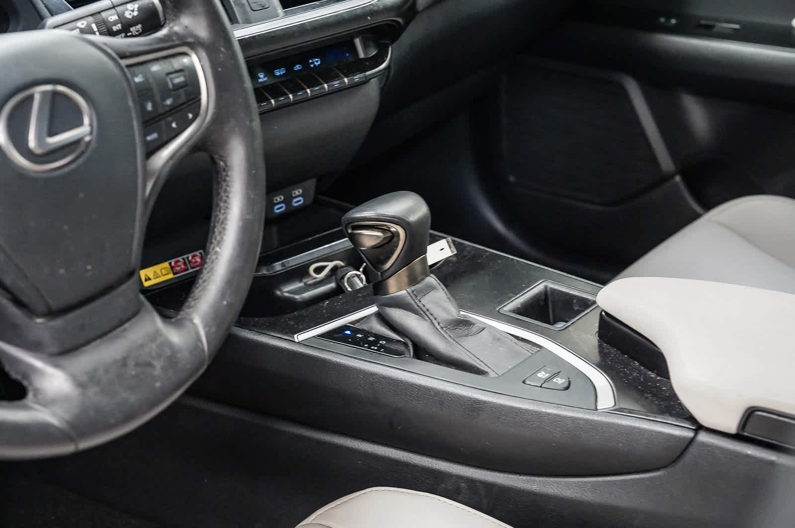 Used 2024 Lexus UX 250h FWD image 24