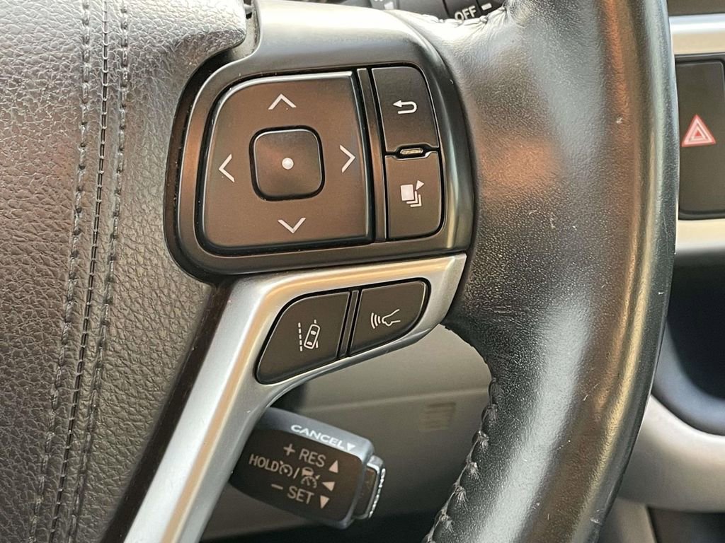 Used 2017 Toyota Highlander Limited image 13