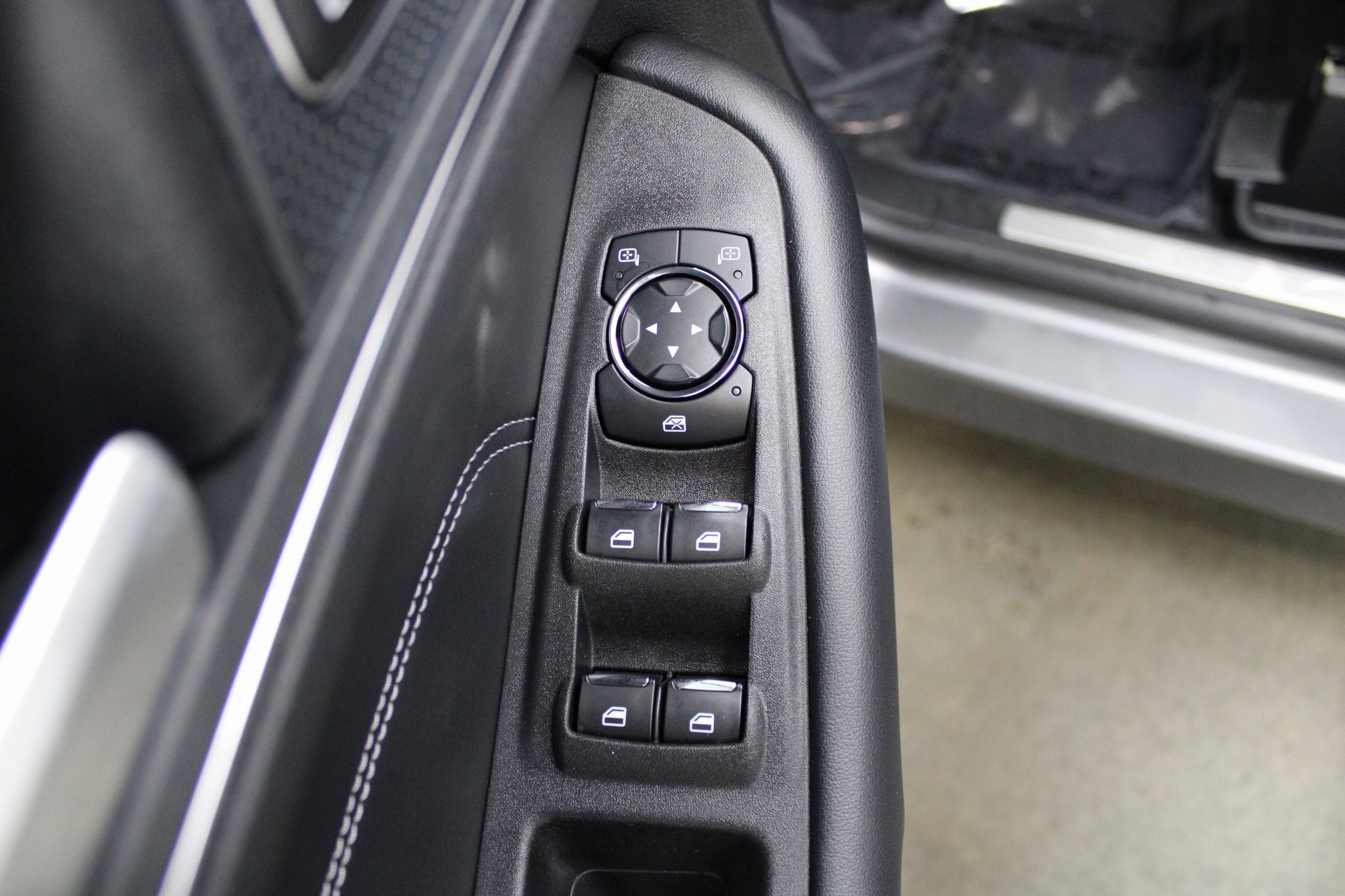 Used 2024 Ford Edge Titanium image 13