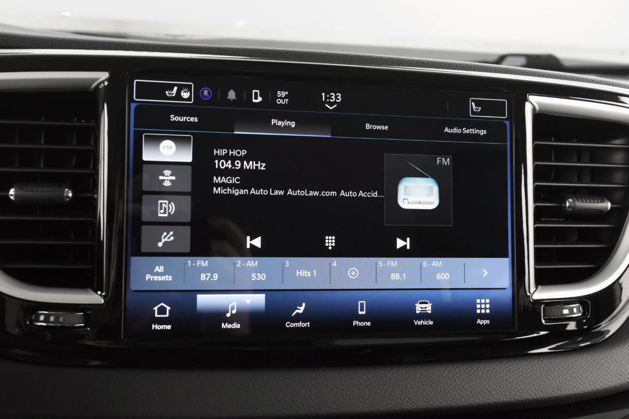 Used 2023 Chrysler Pacifica Touring-L image 24