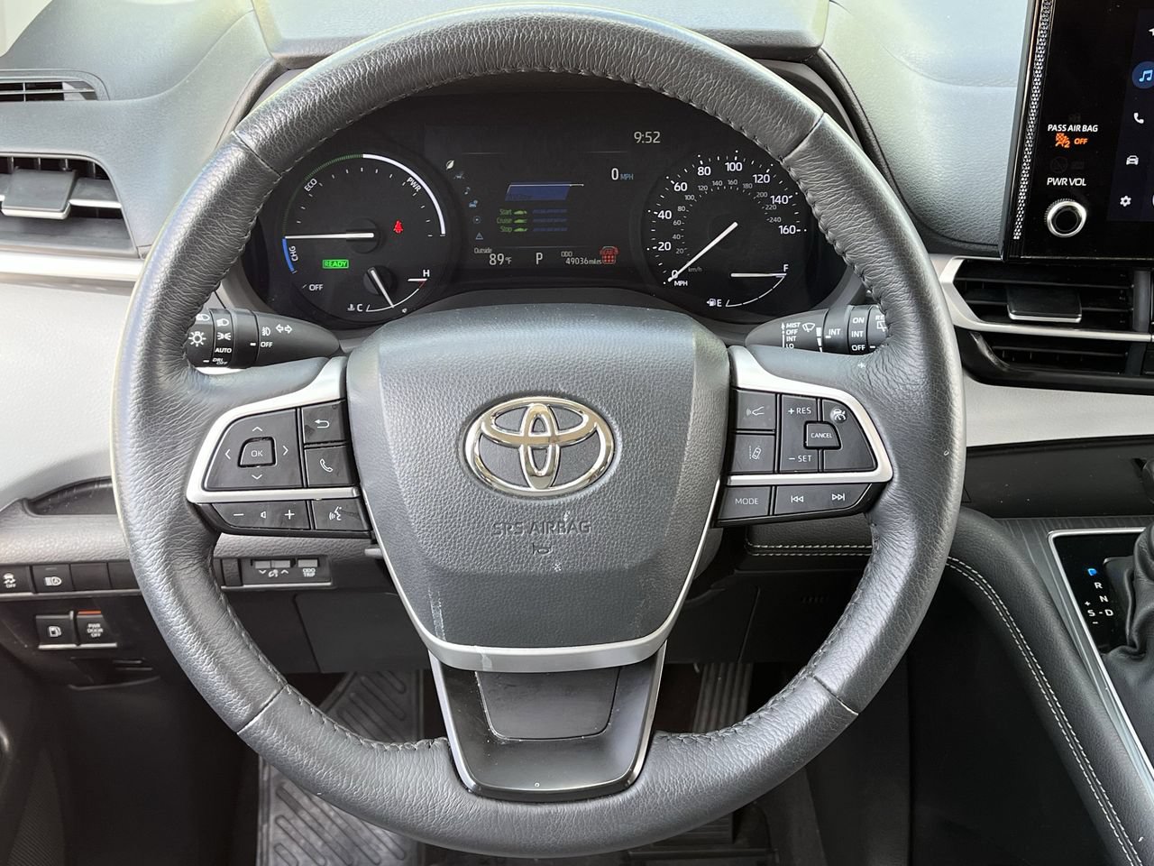 Used 2025 Toyota Sienna XLE FWD image 11