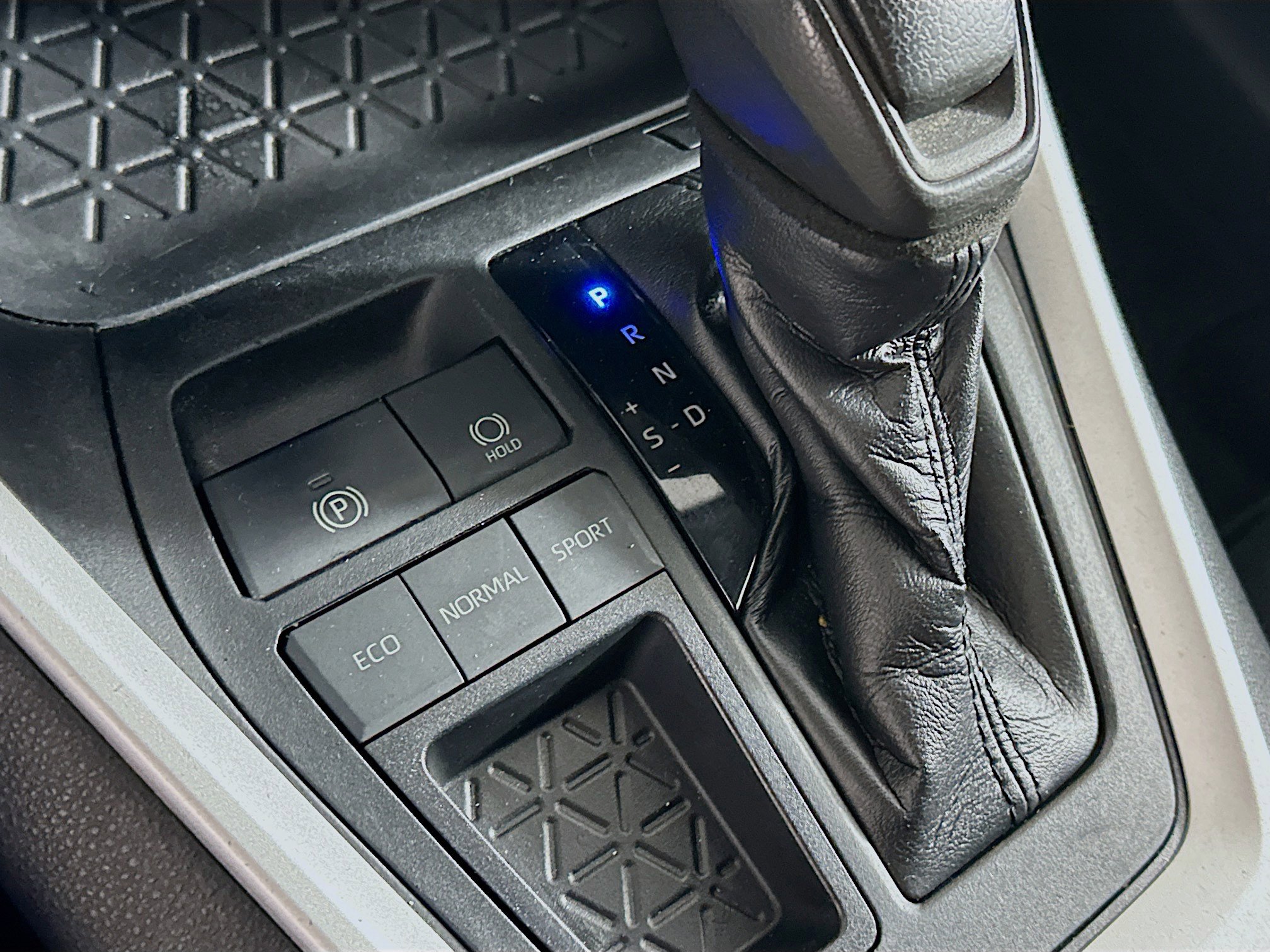 Used 2020 Toyota RAV4 LE FWD image 24