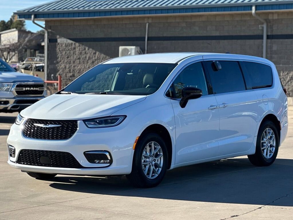New 2026 Chrysler Pacifica Select image 7