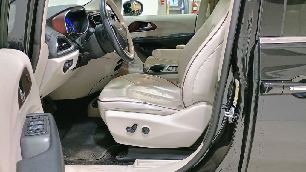 Used 2020 Chrysler Pacifica Limited image 11