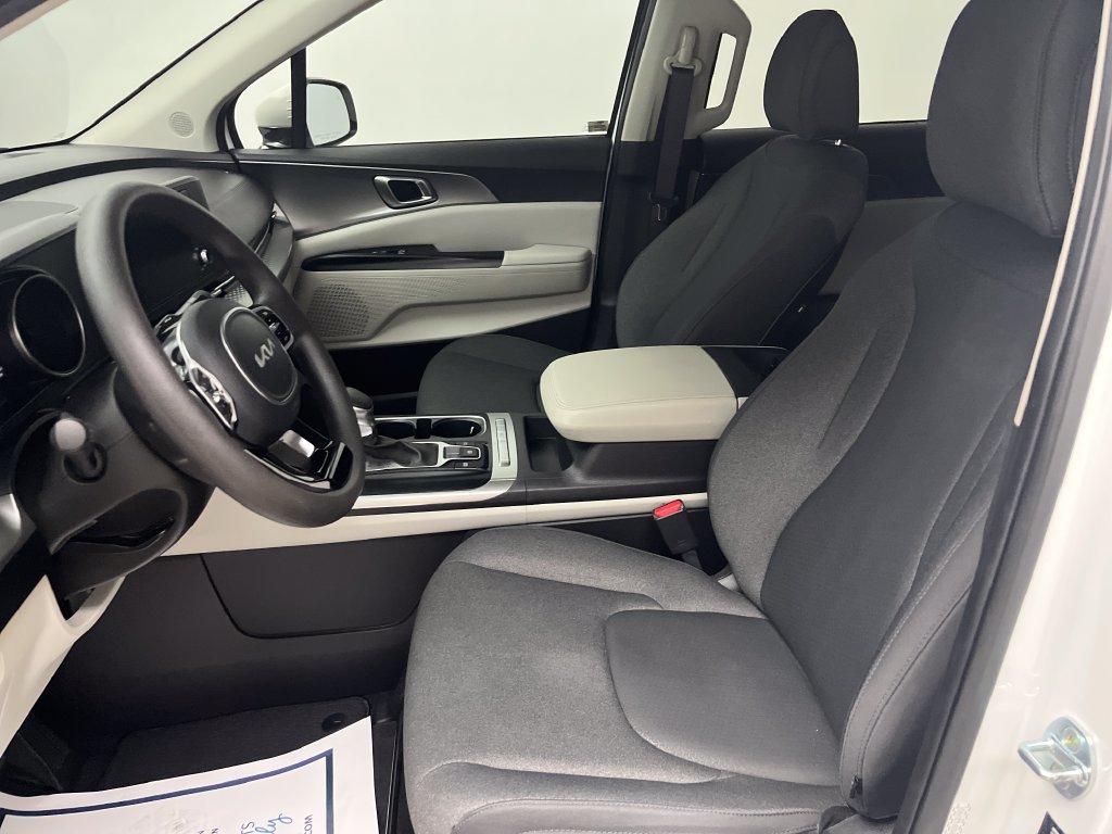 Used 2023 Kia Carnival LX FWD image 12