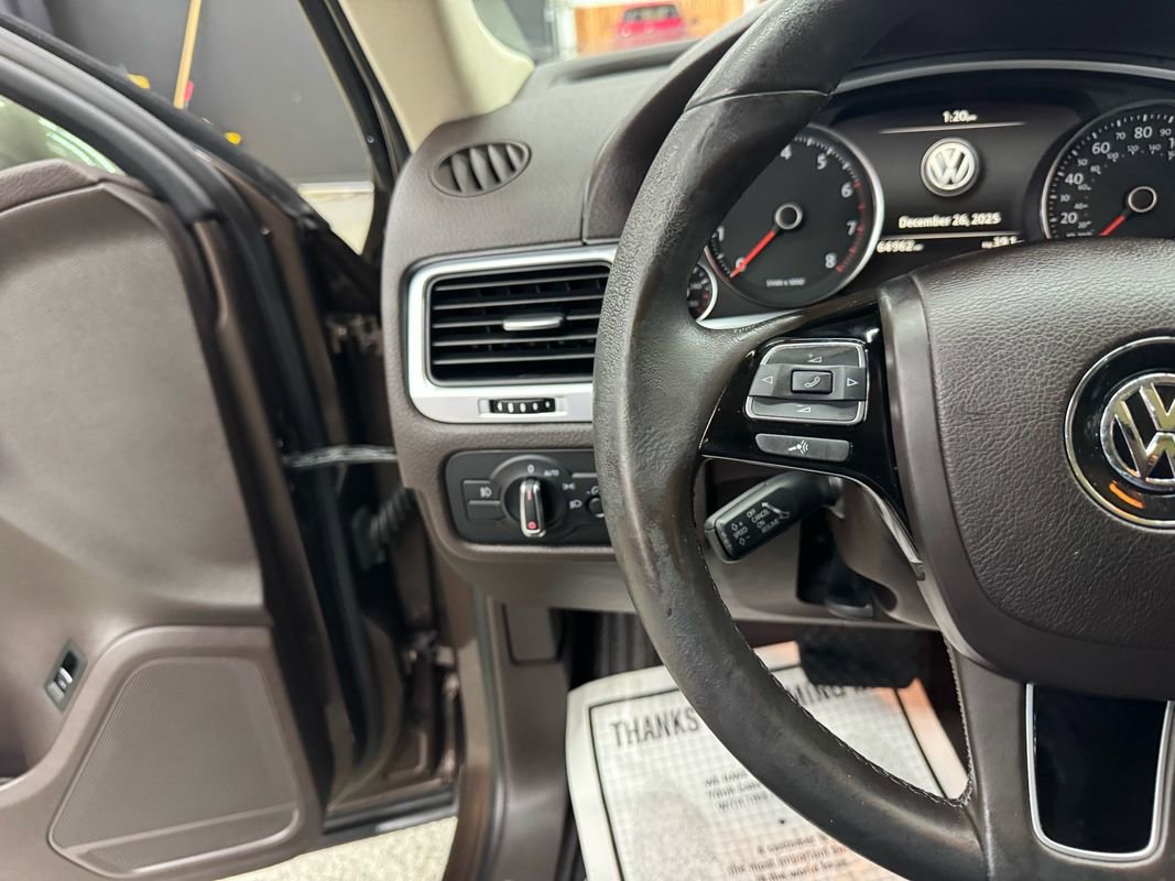 Used 2014 Volkswagen Touareg Sport image 25