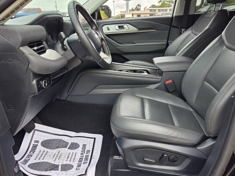 Used 2025 Ford Explorer Active w/ Active Comfort Package RWD image 6