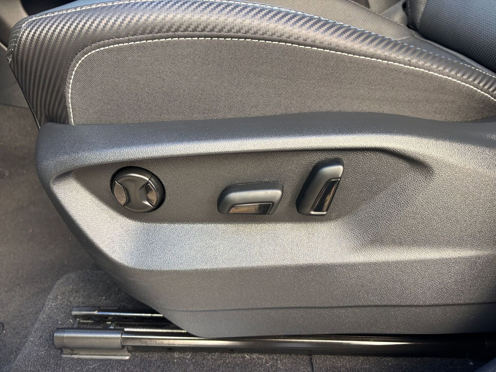 Used 2025 Volkswagen Atlas Cross Sport SE image 23