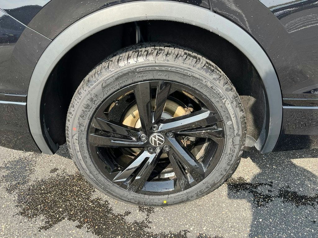 Certified 2024 Volkswagen Tiguan SE R-Line AWD/4WD image 34
