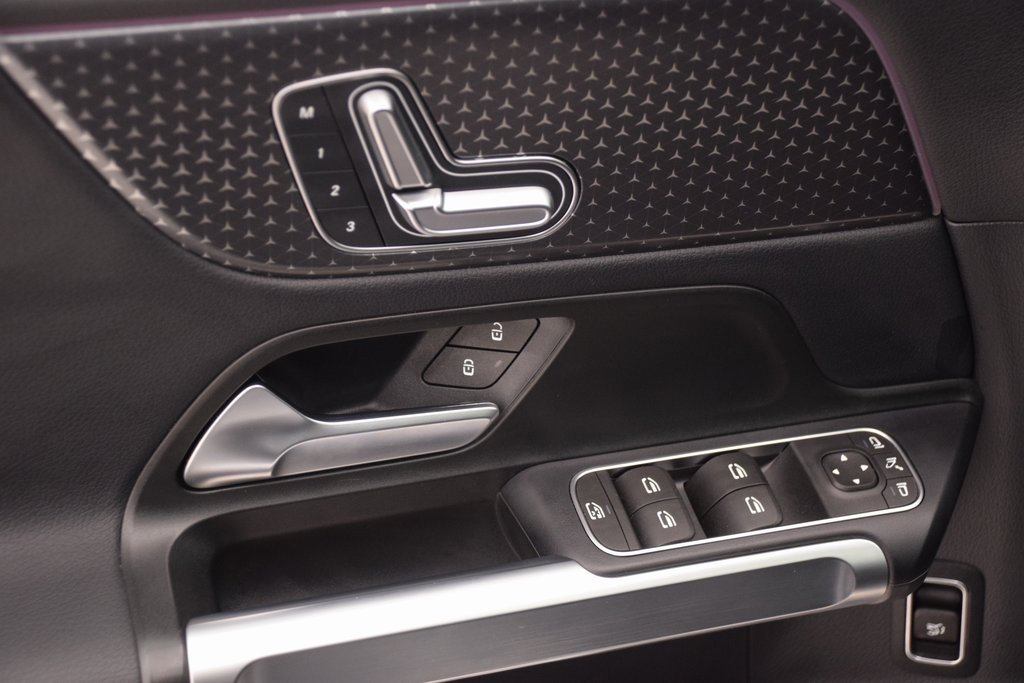 Used 2024 Mercedes-Benz EQB 300 4MATIC image 21