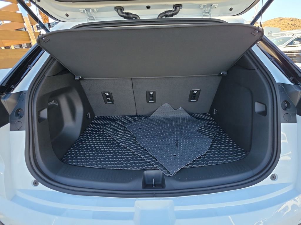 Used 2027 Chevrolet Bolt LT w/ Comfort Package FWD image 27