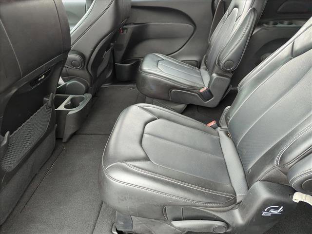Used 2025 Chrysler Pacifica Select image 12