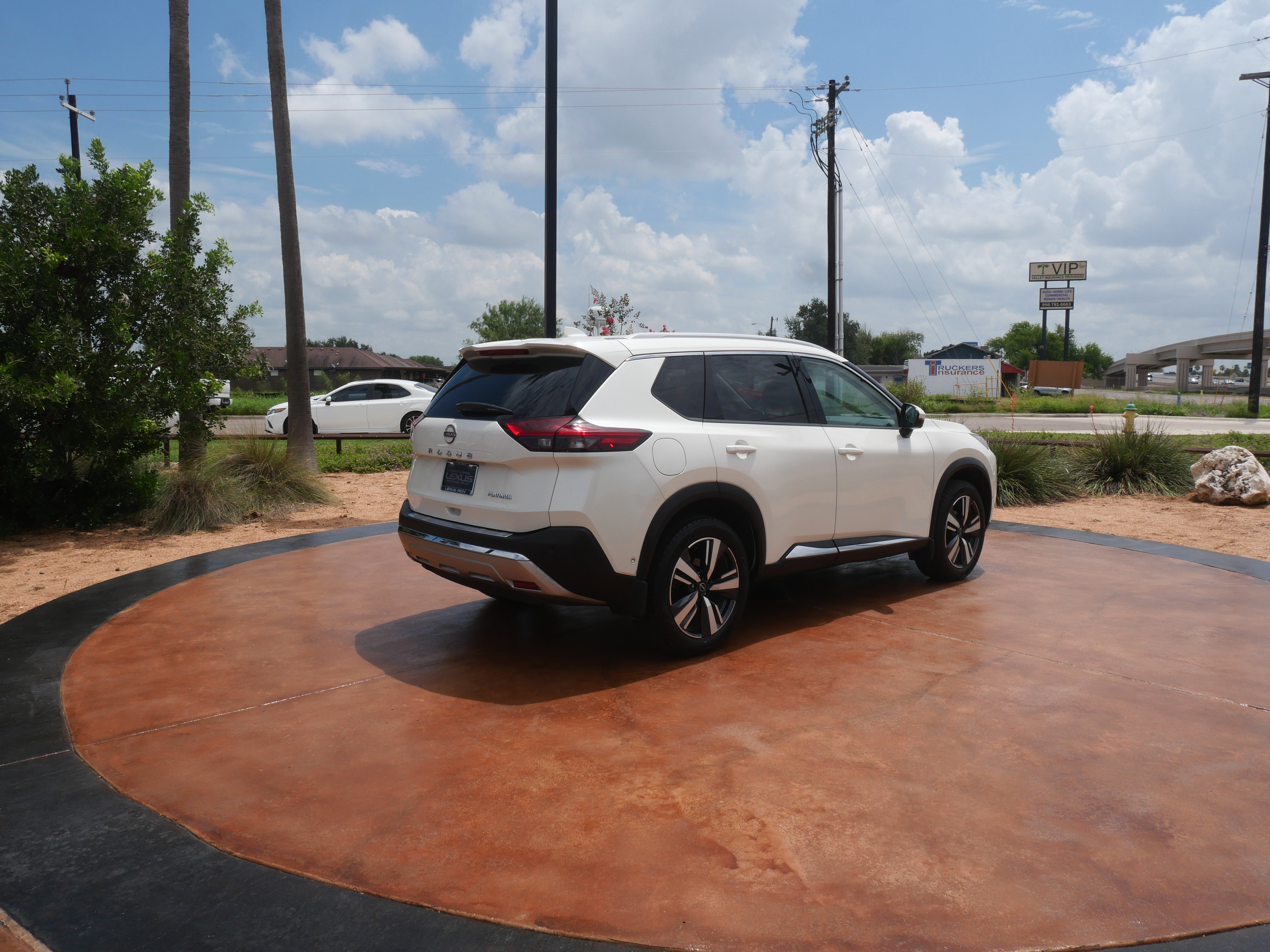 Used 2023 Nissan Rogue Platinum w/ Platinum Premium Package image 2
