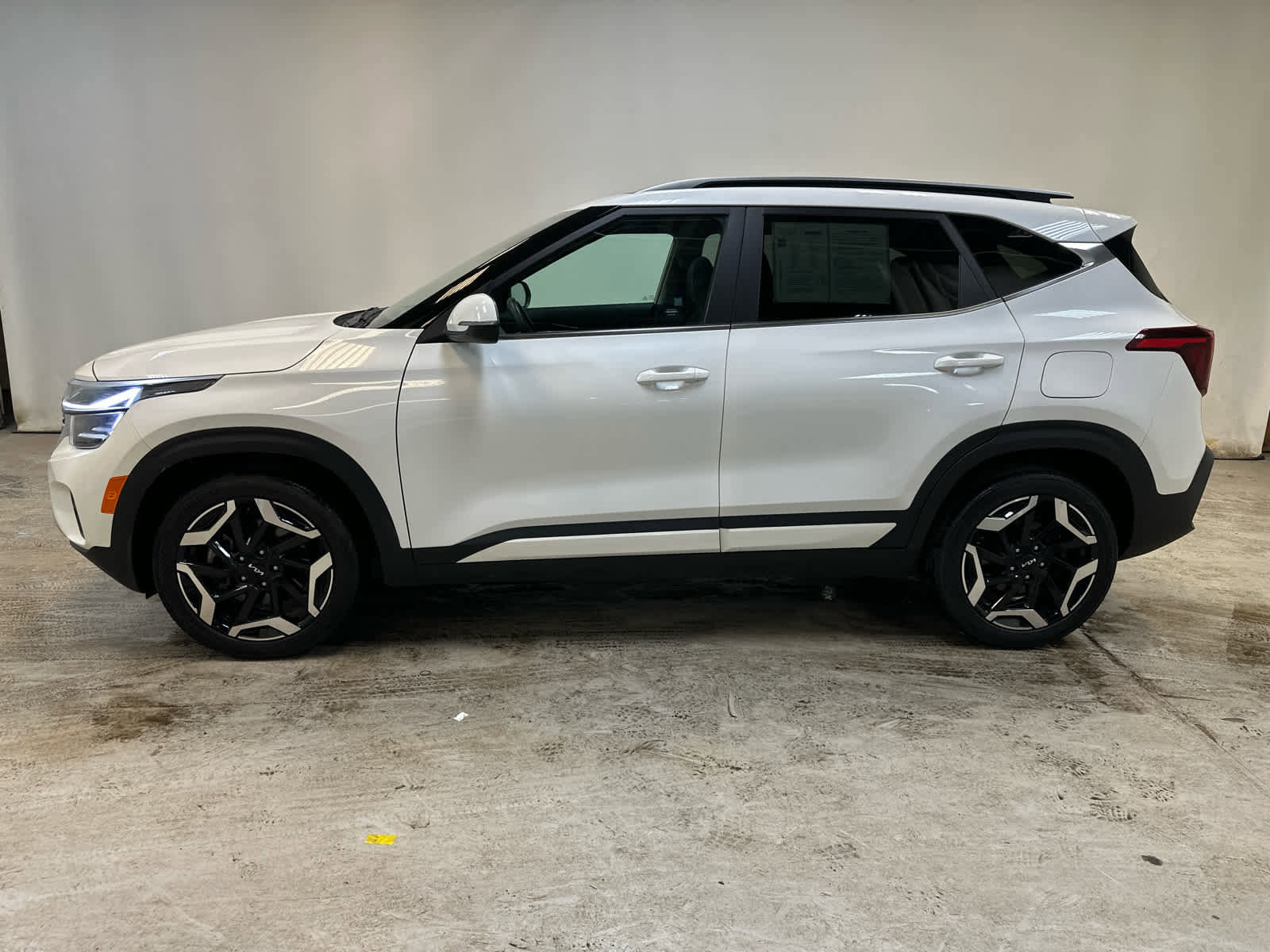Used 2024 Kia Seltos SX w/ SX Sunroof Package AWD/4WD image 9