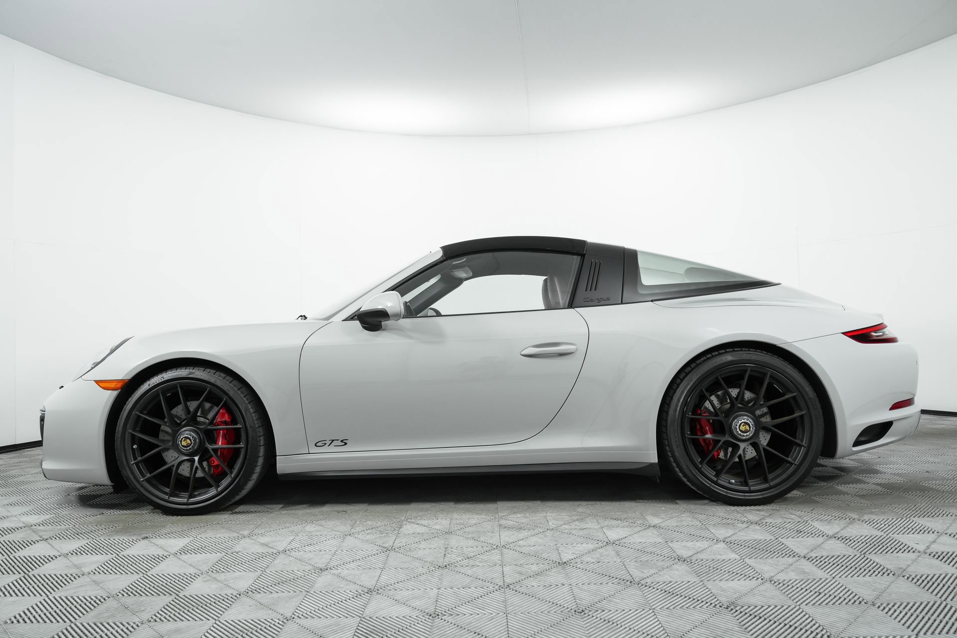 Used 2018 Porsche 911 Targa 4 GTS image 5