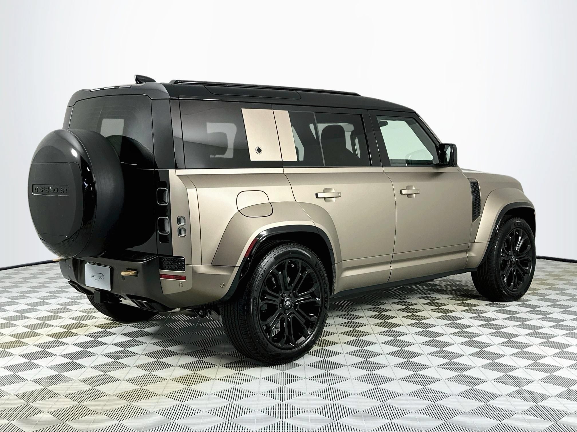 Certified 2025 Land Rover Defender 110 AWD/4WD image 5