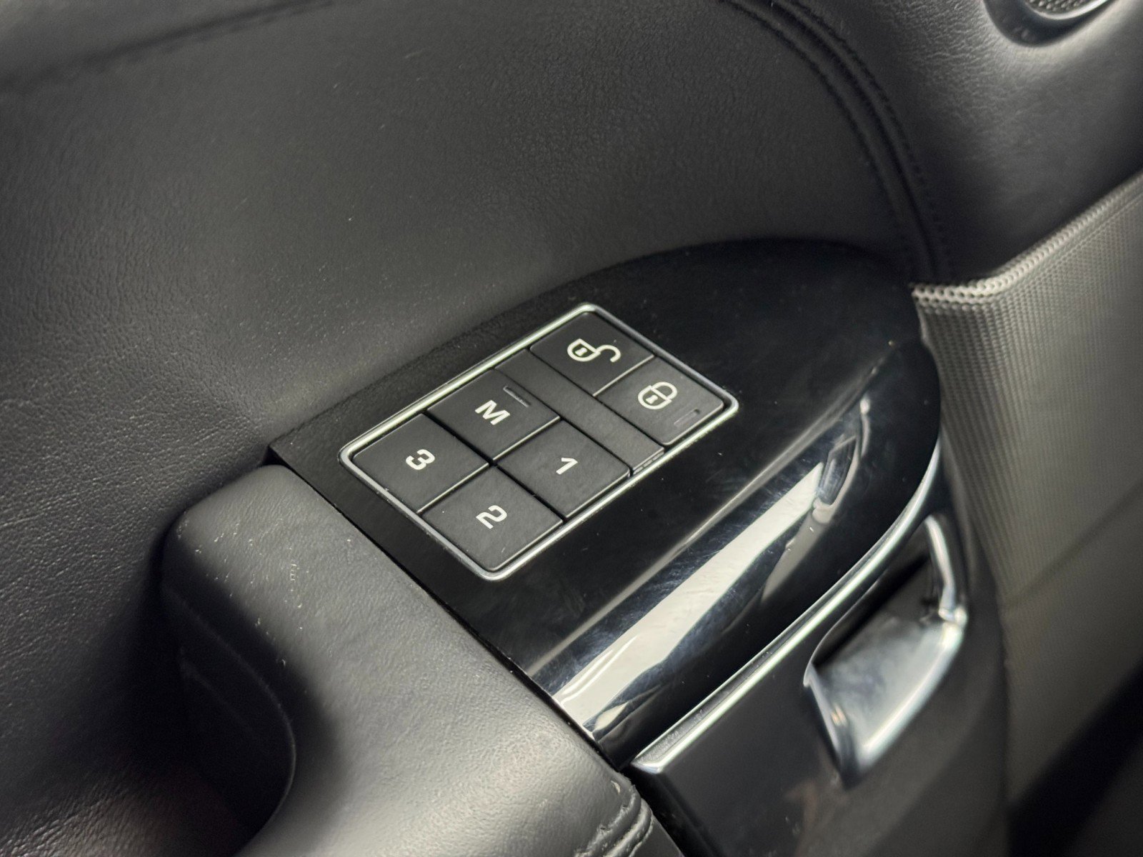 Used 2018 Land Rover Range Rover Sport HSE image 17