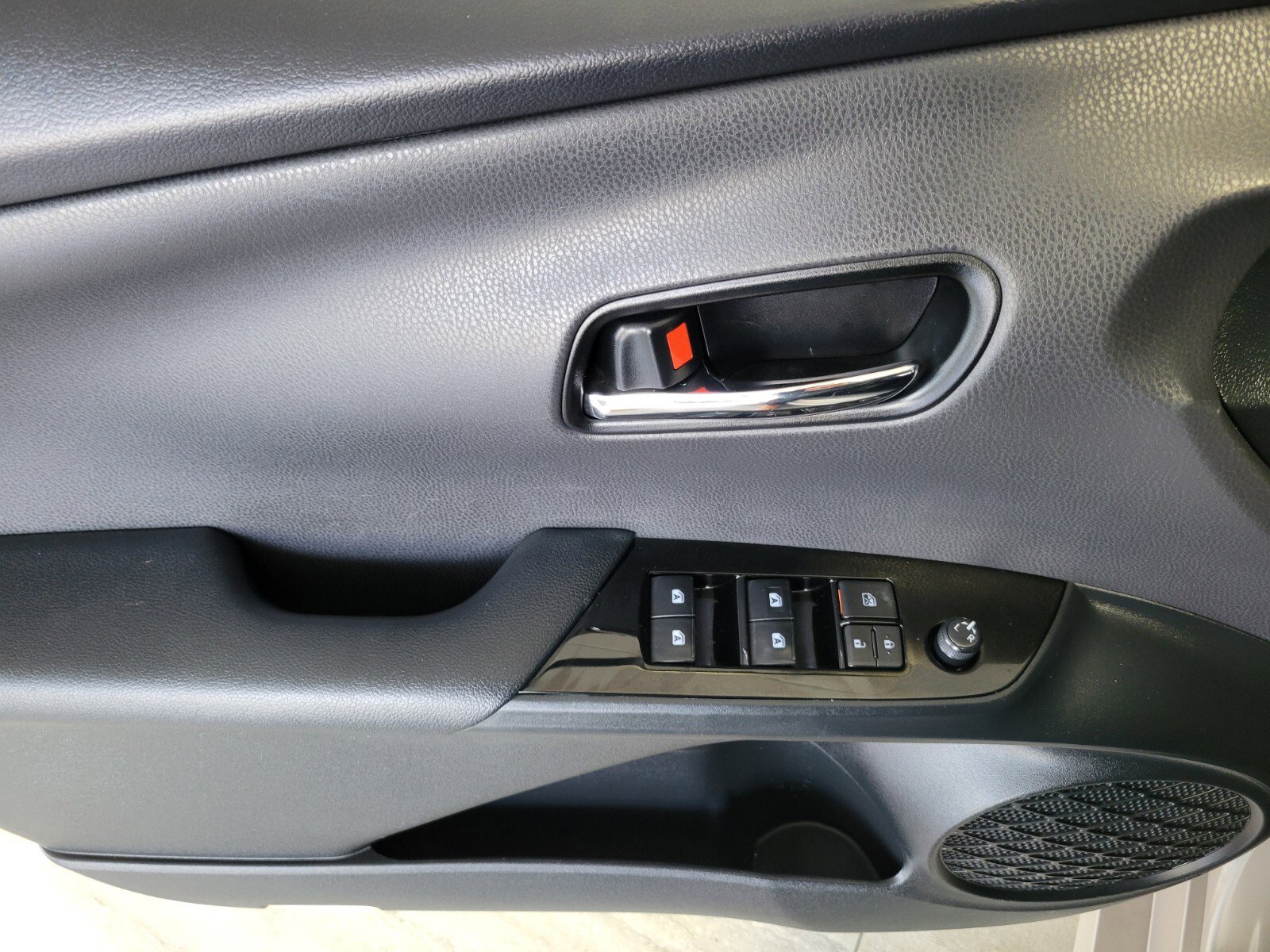 Used 2018 Toyota Prius Prime Premium w/ Carpet Mat Package FWD image 18