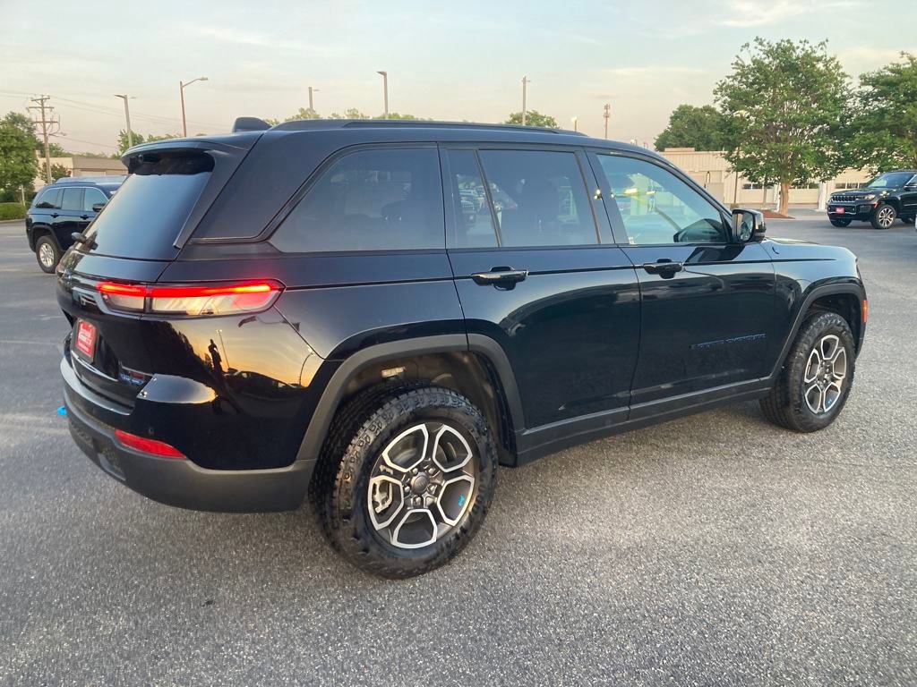 New 2024 Jeep Grand Cherokee Trailhawk w/ Advanced Protech Group II AWD/4WD image 5