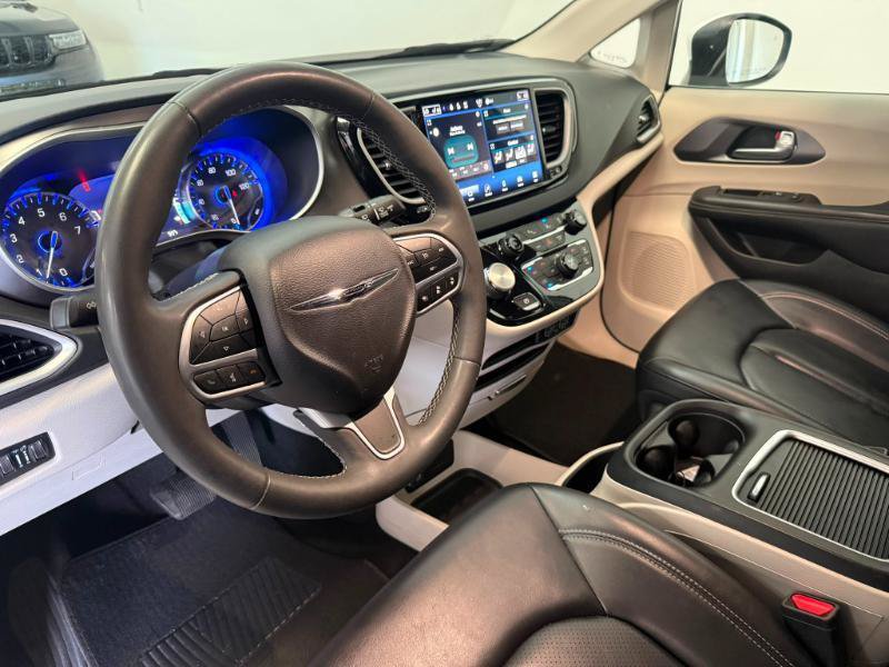 Used 2023 Chrysler Pacifica Touring-L FWD image 11