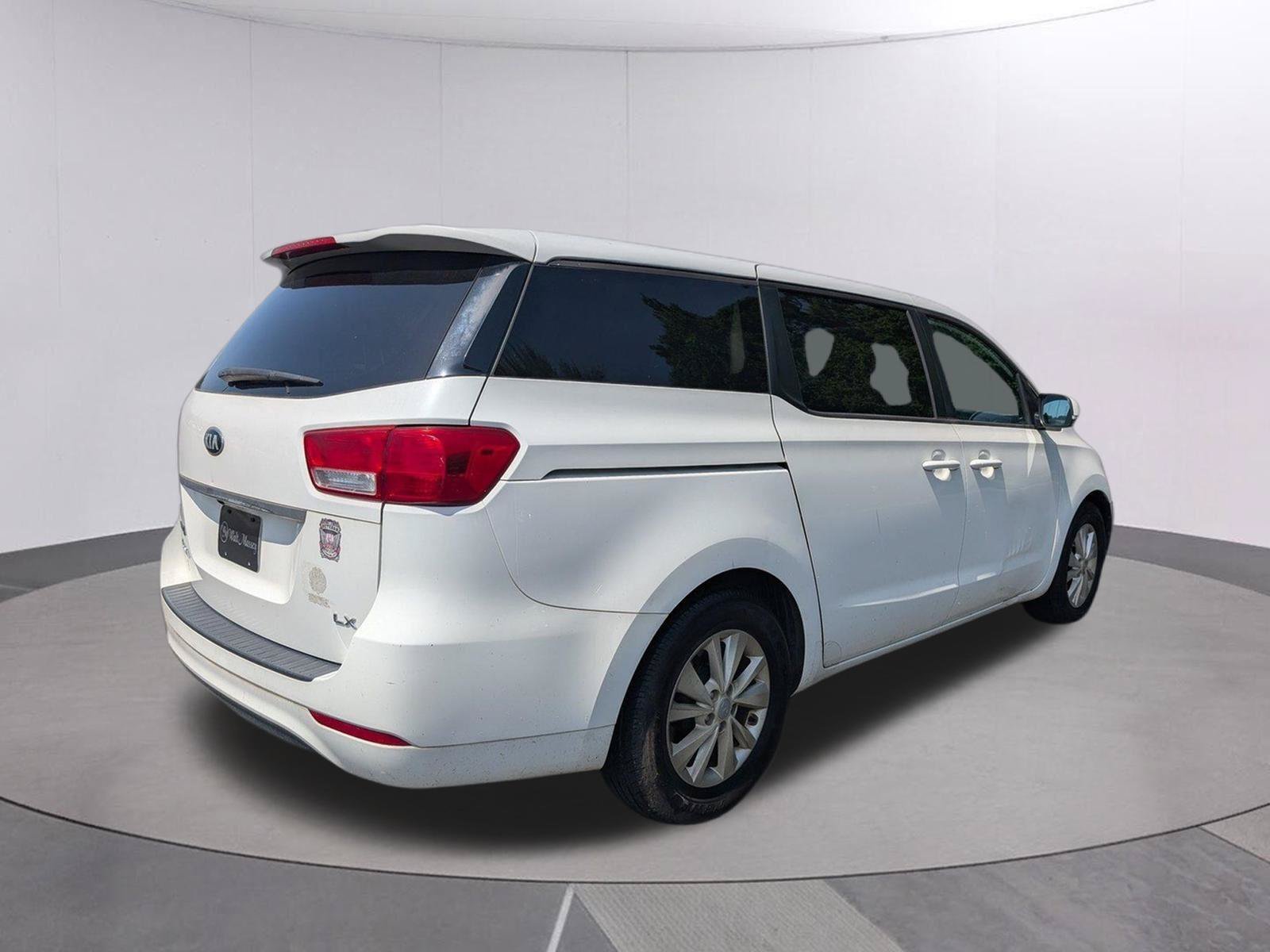 Used 2017 Kia Sedona LX FWD image 5