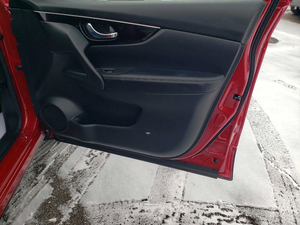 Used 2017 Nissan Rogue Sport SL image 32