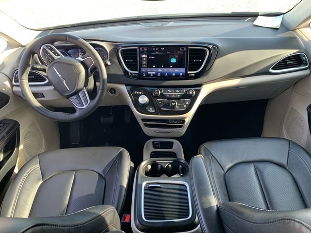 Used 2024 Chrysler Pacifica Touring-L image 18