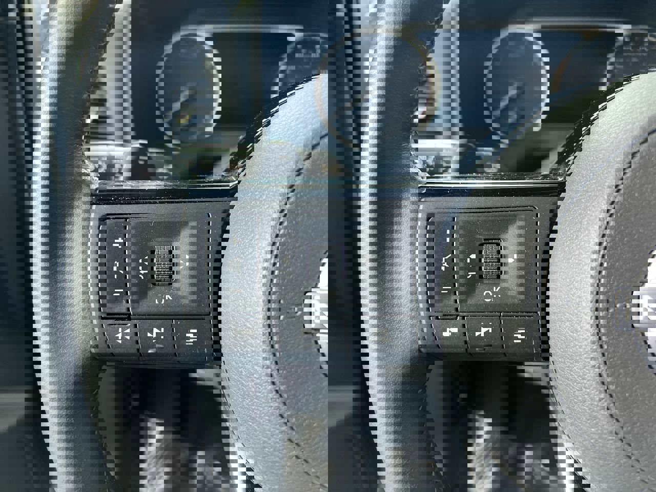 Used 2023 Nissan Rogue SL w/ SL Premium Package image 16