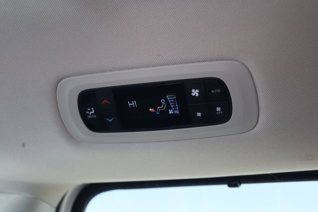 Used 2024 Chrysler Pacifica Touring-L FWD image 23