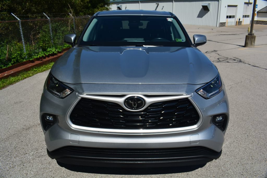 Used 2021 Toyota Highlander LE AWD/4WD image 2