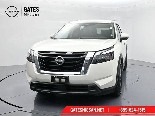 Used 2024 Nissan Pathfinder SV image 3