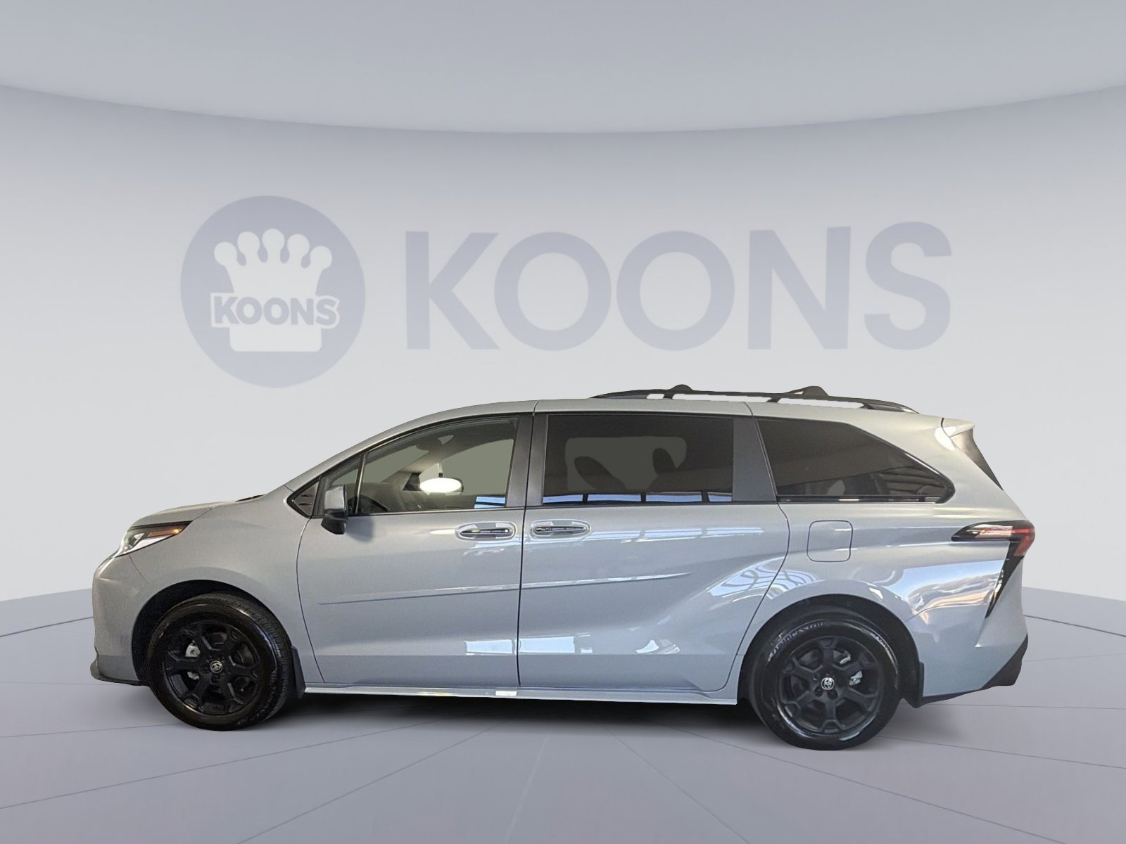 Used 2025 Toyota Sienna XLE Woodland Edition image 2