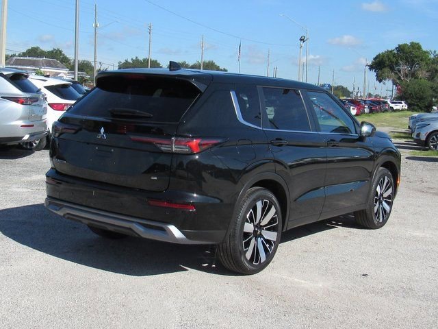 New 2025 Mitsubishi Outlander SE image 3