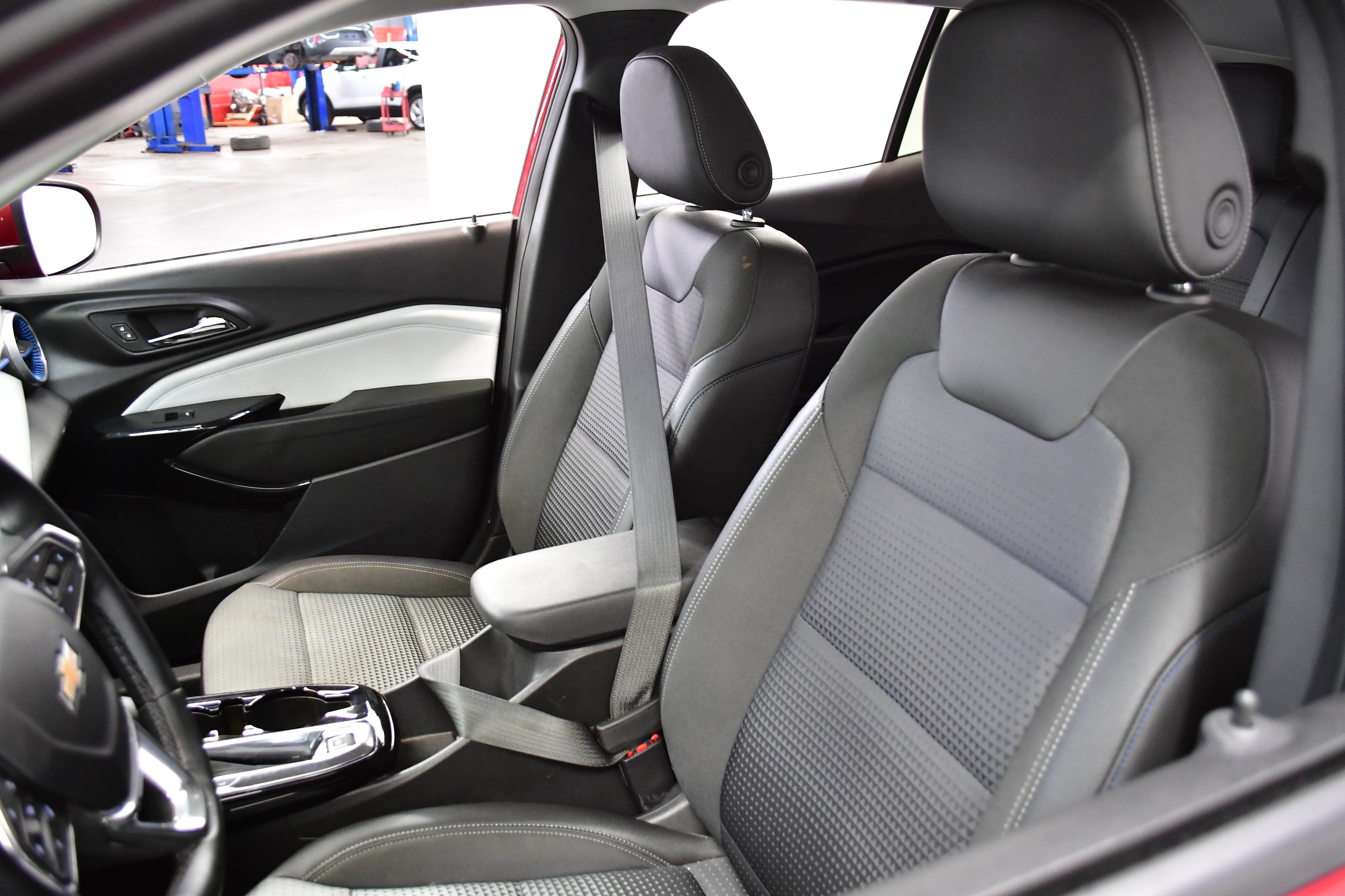Used 2025 Chevrolet Trax LT w/ LT Convenience Package FWD image 10