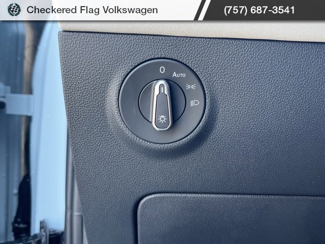New 2025 Volkswagen Taos SE image 28