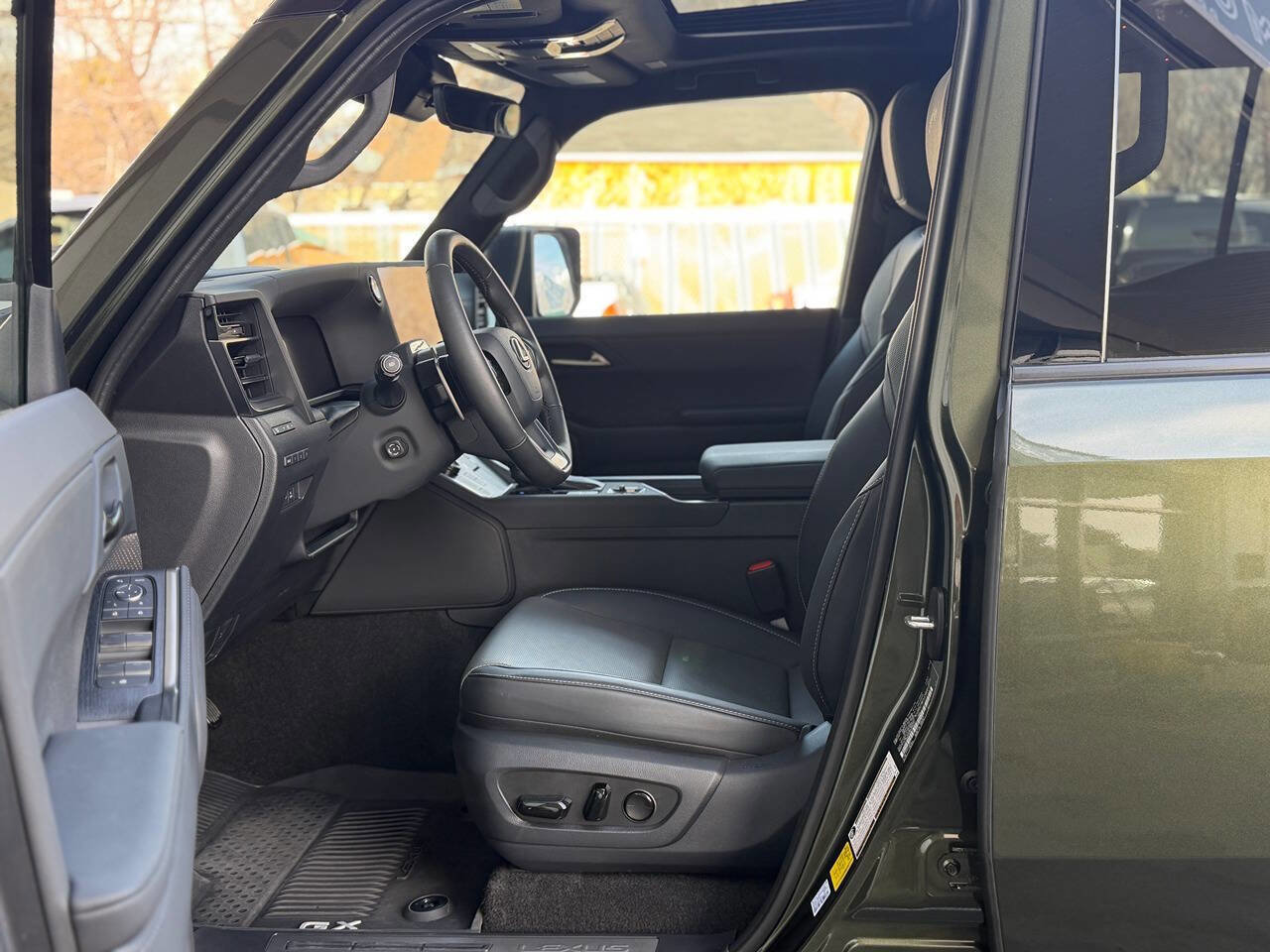 Used 2024 Lexus GX 550 w/ Accessory Package (Z1) image 2