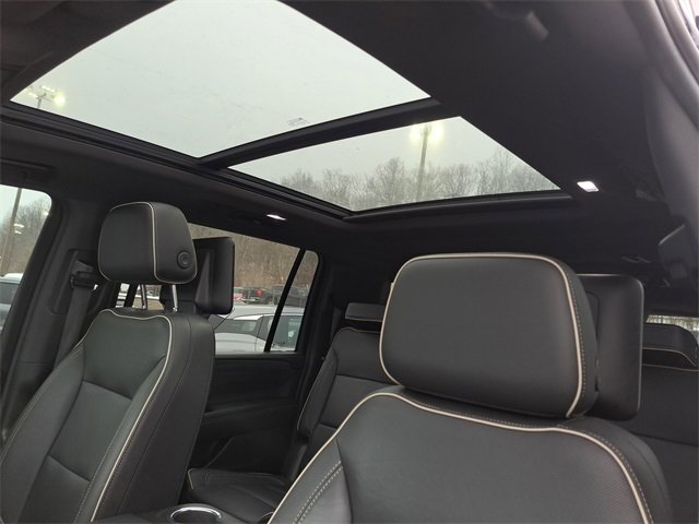 Used 2021 GMC Yukon XL SLT w/ SLT Premium Package image 24