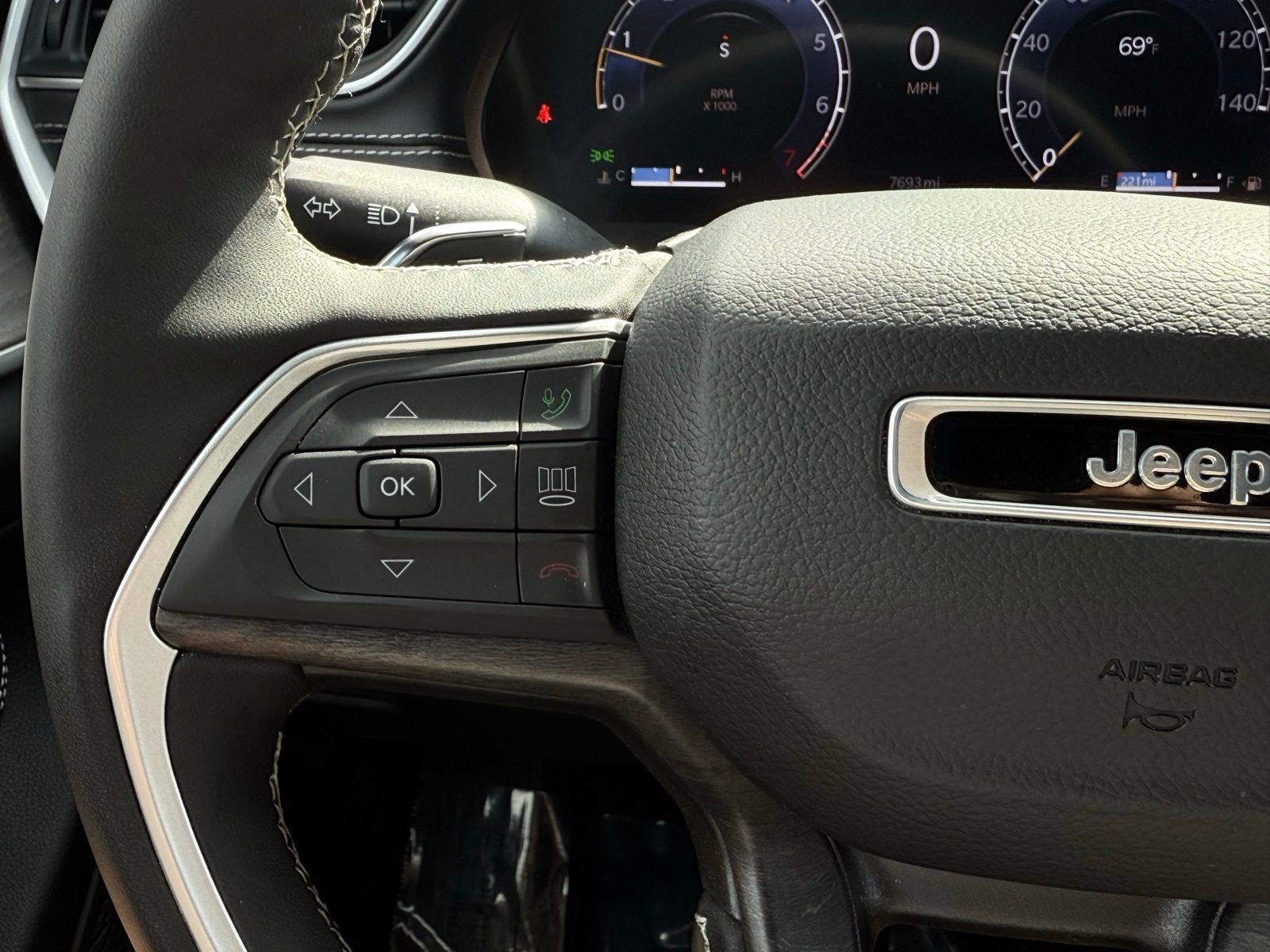 Used 2024 Jeep Grand Cherokee Limited image 32