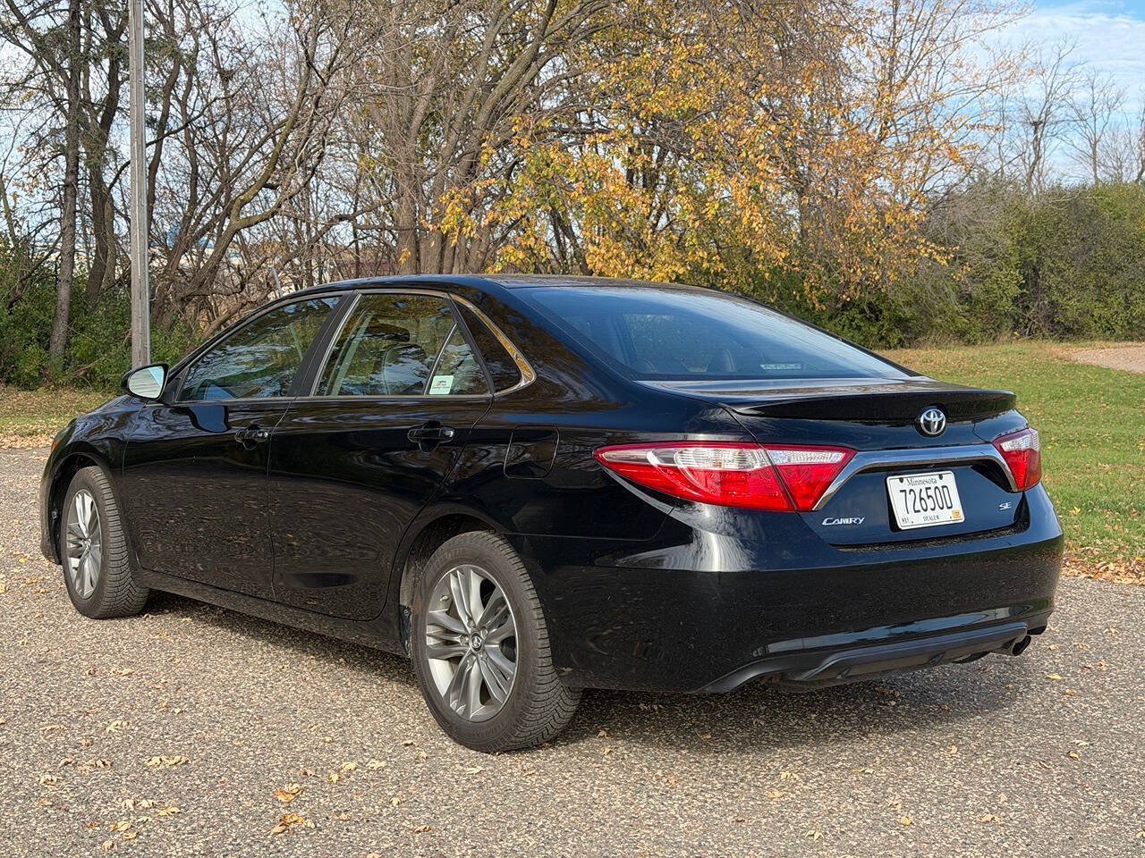 Used 2016 Toyota Camry SE w/ Moonroof Package FWD image 6