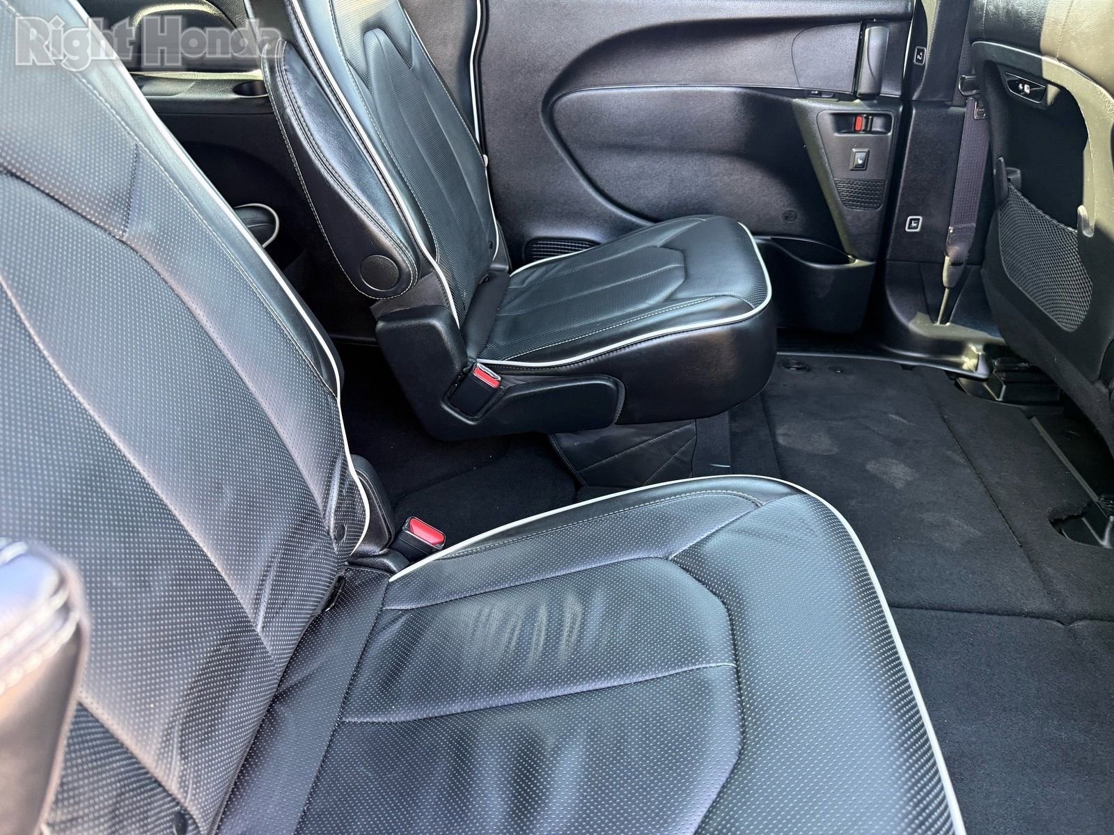 Used 2025 Chrysler Pacifica Limited image 29