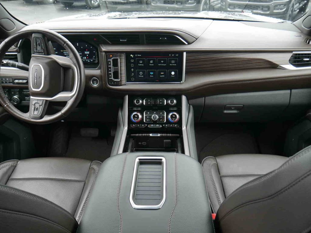 Used 2024 GMC Yukon XL Denali image 5