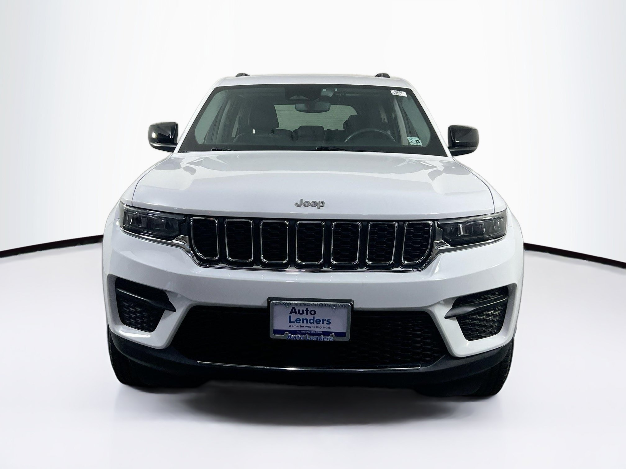Used 2023 Jeep Grand Cherokee Laredo w/ Luxury Tech Group I AWD/4WD image 2