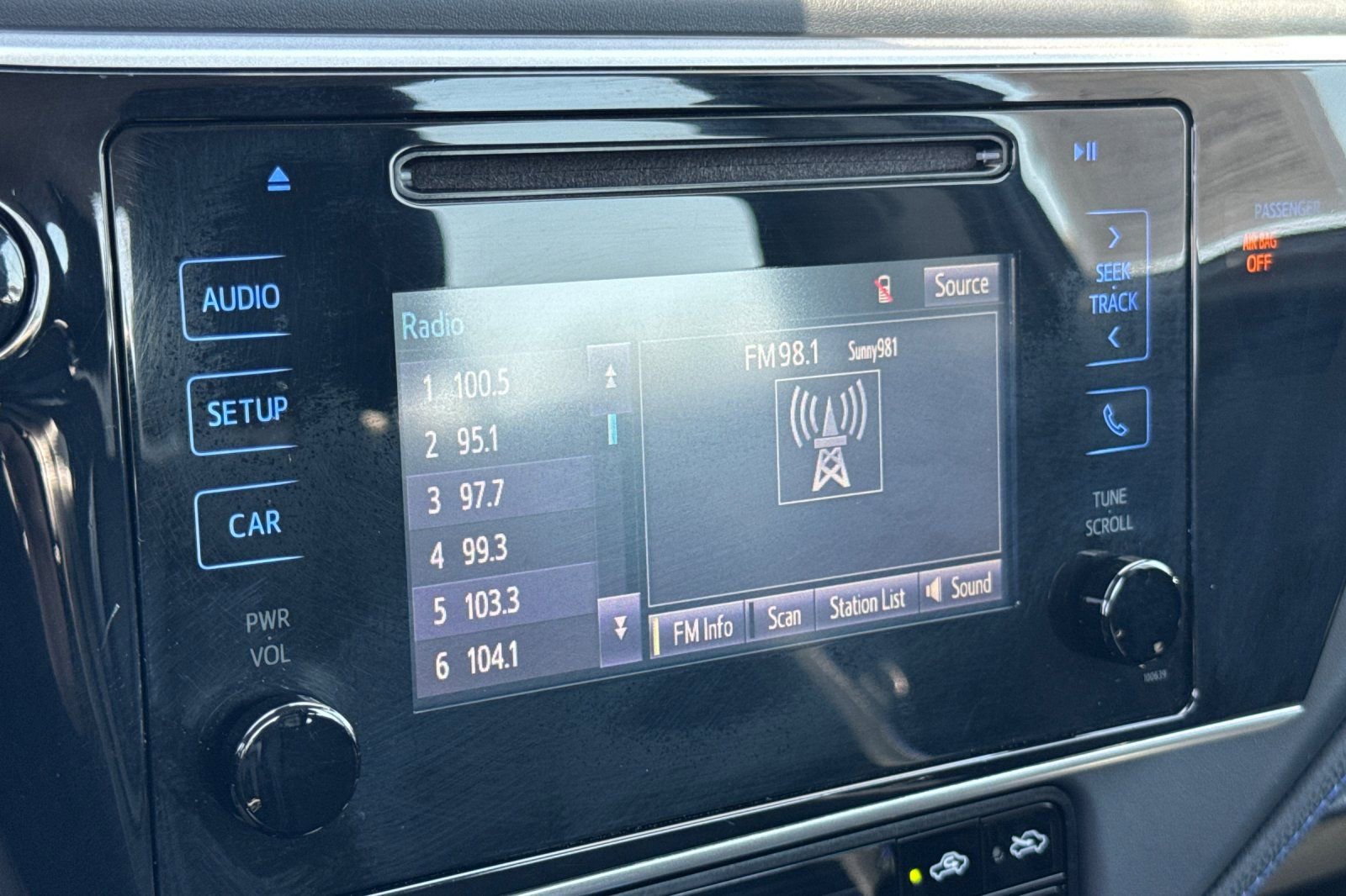 Used 2018 Toyota Corolla SE FWD image 17