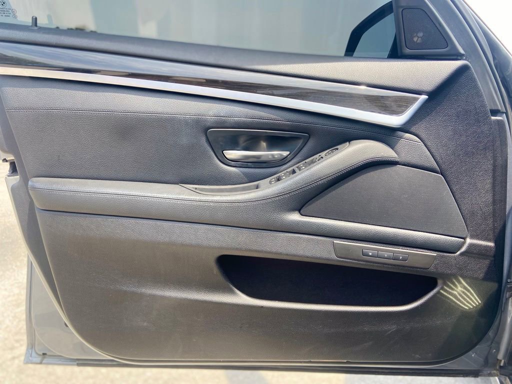 Used 2011 BMW 550i xDrive Sedan AWD/4WD image 13